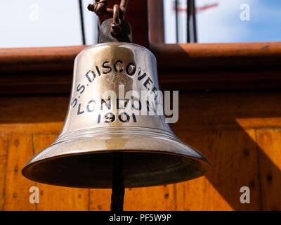 Die Schiffsglocke, RRS Discovery, Kapitän Scott's Antarktis Schiff, Discovery Point, Dundee, Schottland, Großbritannien Stockfoto