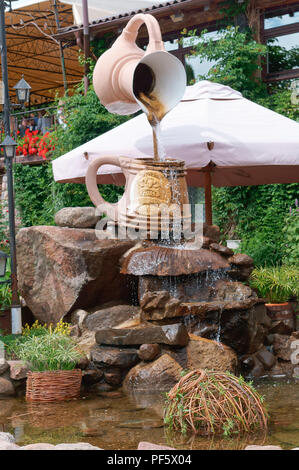 Skulptur Wasser aus einem Krug, Landschaftsgestaltung, Juni 24, 2018, Brauereien ' u Juozas" HBH Palanga, Litauen gießen Stockfoto