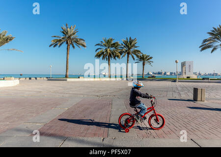 Doha, Katar - Jan 10 2018 - Lokale Leute genießen die offenen Bereiche der Innenstadt von Doha in einem sonnigen blauen Himmel Tag im Winter, Doha, Qatar. Stockfoto