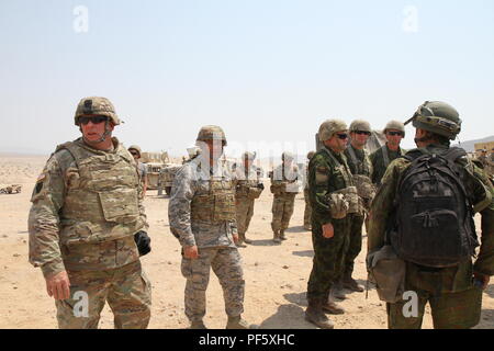 Generalmajor Anthony Carrelli, Pennsylvania Adjutant General und seiner älteren Soldaten advisor Command Sgt. Maj. Harry Buchanan besuchten Mitglieder der beiden der 56 Stryker Brigade Combat Team, 28 Infanterie Division und die 213 regionalen Support Group, sowie andere Pennsylvania Army National Guard Soldaten die Ausbildung auf dem Gebiet während der Rotation an der National Training Center, Fort Irwin, Calif 12.08.11. (U.S. Army National Guard Foto von Sgt. Zane Craig/freigegeben) Stockfoto