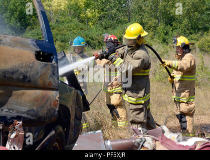 Estnische Feuerwehrmänner Zug als Ersthelfer in einem Fahrzeug Extraktion Übung in der carmeuse Calcit Steinbruch, Rogers City, Michigan, während Northern Strike 18 Aug 9, 2018. Northern Strike18 ist ein National Guard Bureau - geförderte Übung vereint Service Mitglieder aus vielen Staaten, mehrere Filialen und eine Reihe von Koalition Ländern während der ersten drei Wochen im August 2018 im Camp Äsche gemeinsame Manöver Training Center und die alpena Combat Readiness Training Center, beide im nördlichen Michigan gelegen und durch die Michigan National Guard betrieben. Die akkreditierte Gemeinsame Nation Stockfoto