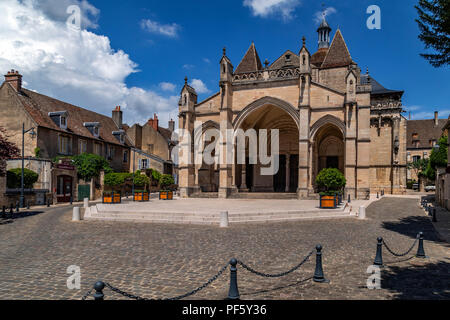 Die Kathedrale Notre Damm oder Collegiale Notre-Dame in der Stadt Beaune in der Region Burgund in Frankreich. Stockfoto