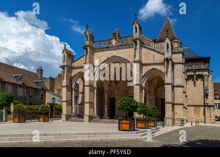 Die Kathedrale Notre Damm oder Collegiale Notre-Dame in der Stadt Beaune in der Region Burgund in Frankreich. Stockfoto