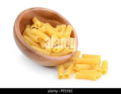 Tortiglioni Pasta in Houten auf weißem Hintergrund Stockfoto