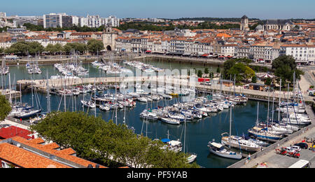 Panoramablick auf hohem Niveau Blick auf den Hafen von La Rochelle an der Küste der Region Poitou-Charentes in Frankreich. Stockfoto