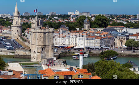 Hohe Blick auf den Hafen von La Rochelle an der Küste der Region Poitou-Charentes in Frankreich. Der Turm mit der Flagge ist die Tour de la Chaine whi Stockfoto