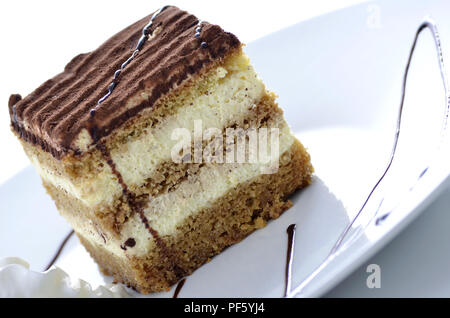 Ein Dessert von Tiramisu mit Schokolade auf einem weißen Teller serviert. Stockfoto