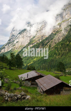 Eine abgelegene Farm in der spektakulären obere Lauterbrunnen Valley in der Nähe von Trachsellauenen, Berner Oberland, Schweiz Stockfoto