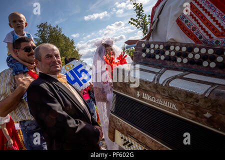 Ältere Paare feiern mit dem 45. Jahrestag der Hochzeit in einer Kleinstadt der Region Moskau, Russland Stockfoto