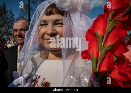 Ältere Paare feiern mit dem 45. Jahrestag der Hochzeit in einer Kleinstadt der Region Moskau, Russland Stockfoto