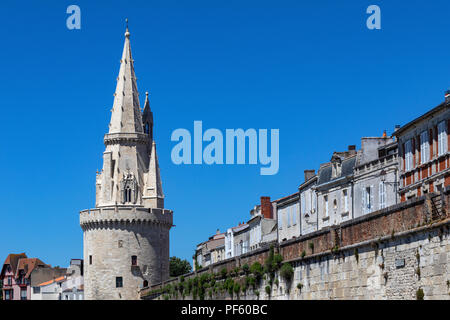 La Tour de la Lanterne oder Turm der Laterne im Vieux Port in La Rochelle an der Küste der Region Poitou-Charentes in Frankreich. Stockfoto