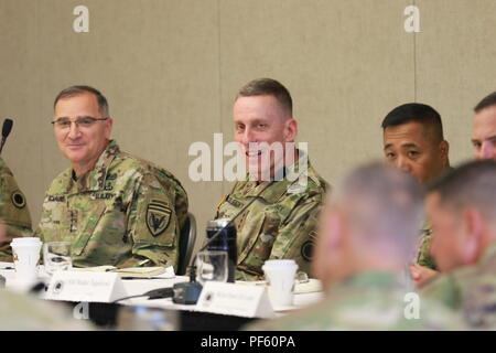 Gen. Curtis M. Scaparrotti (links), Commander, U.S. European Command und der NATO Supreme Allied Commander, Europa, und die ich Corps Team, Generalleutnant Gary Volesky und Command Sgt. Maj. Walter Tagalicud Engage mit Führer während der I Corps der halbjährliche Commander Konferenz Aug 13, 2018 auf einer gemeinsamen Basis Lewis-McChord. (U.S. Armee Foto von Sgt. Erik Warren, 5 Mobile Public Affairs Abteilung) Stockfoto