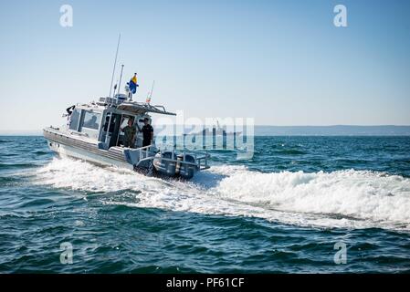 180813-N-WO 404-257 Schwarze Meer (Aug. 13, 2018) Vizepräsident Adm. Lisa M. Franchetti, Commander, U.S. 6 Flotte und Commander, Naval auffällig und Unterstützung der Kräfte der NATO, Links, und Bulgarischen hinten Adm. Mitko Petev, Chef der bulgarischen Marine naval Operations, stehen auf einem bulgarischen Marine patrol Boot während eines Schärmen Übung mit der Arleigh-Burke-Klasse geführte Anti-raketen-Zerstörer USS Carney (DDG64) im Schwarzen Meer 13.08.2018. 6. US-Flotte mit Sitz in Neapel, Italien, führt das gesamte Spektrum von Gelenk- und Naval operations, oft im Konzert mit Allied und interagency Partnern, um den USA zu voraus Stockfoto