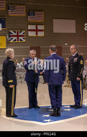 Chief Master Sgt. Paul Nelson übergibt die Verantwortung als Führungskraft der Adjutant General von Alaska, Generalmajor Laurie Hummel, zum Chief Master Sgt. Winfield Hinkley, Jr. während einer 13.08.2018, Änderung der Verantwortung Zeremonie im Alaska National Guard Armory auf gemeinsamer Basis Elmendorf-Richardson. (U.S. Army National Guard Foto von BALINDA O'Neal Dresel) Stockfoto