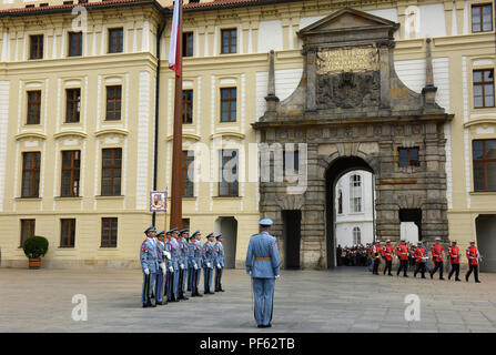 Wachwechsel Zeremonie auf der Prager Burg, in der Tschechischen Republik. Stockfoto