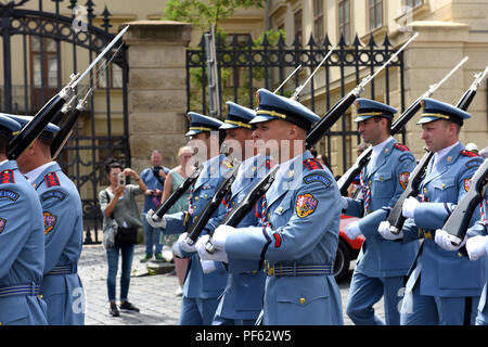 Wachwechsel Zeremonie auf der Prager Burg, in der Tschechischen Republik. Stockfoto