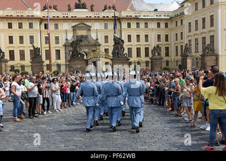 Wachwechsel Zeremonie auf der Prager Burg, in der Tschechischen Republik. Stockfoto
