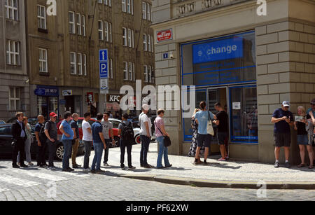 Touristen Schlange für Währung Geldwechsel in Prag in der Tschechischen Republik Stockfoto