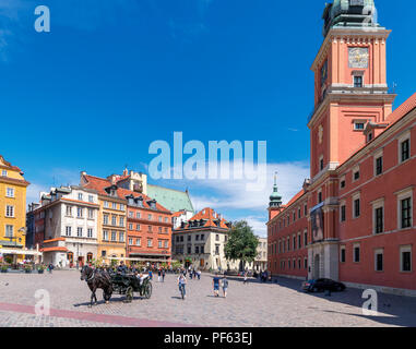 Warschau, Altstadt (Stare Miasto). Pferd und Kutsche vor dem königlichen Schloß (Zamek Krolewski) im Schloss Platz (Plac Zamkowy), Warschau, Polen Stockfoto