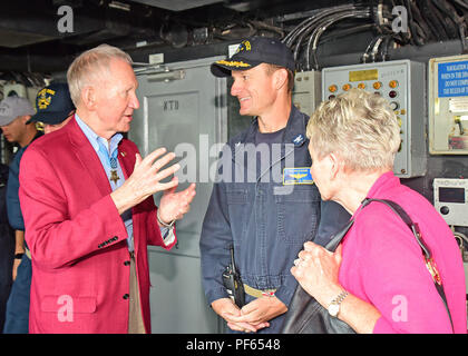 180817-N-DS 193-003 Yokosuka, Japan (August 17, 2018) - US 7 Flotte Flaggschiff USS Blue Ridge (LCC 19) Kommandierender Offizier Brett E. Crozier spricht mit Ehrenmedaille Empfänger Generalmajor (A.D.) James E. Livingston während einer Moral Wohlfahrt und World Tour an Bord des Schiffes. Livingston war die Ehrenmedaille für seine heroische Aktionen während der Schlacht in der Vietnam Krieg verliehen und verbrachte Zeit an Bord Blue Ridge nach dem Notfall Evakuierung von Saigon im Jahre 1975. (U.S. Marine Foto von Mass Communication Specialist 2. Klasse Adam K. Thomas/freigegeben) Stockfoto