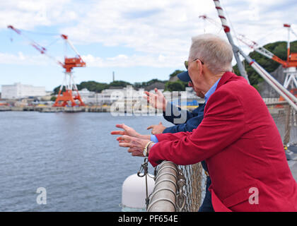 180817-N-DS 193-005 Yokosuka, Japan (August 17, 2018) - Ehrenmedaille Empfänger Generalmajor (A.D.) James E. Livingston blickt auf Yokosuka Bay aus dem Flight Deck von US 7 Flotte Flaggschiff USS Blue Ridge (LCC 19) während einer Moral Wohlfahrt und World Tour an Bord des Schiffes. Livingston war die Ehrenmedaille für seine heroische Aktionen während der Schlacht in der Vietnam Krieg verliehen und verbrachte Zeit an Bord Blue Ridge nach dem Notfall Evakuierung von Saigon im Jahre 1975. (U.S. Marine Foto von Mass Communication Specialist 2. Klasse Adam K. Thomas/freigegeben) Stockfoto