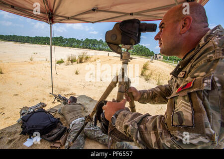 Der Scharfschütze der albanischen Spezialkräfte dient innerhalb der albanischen Streitkräfte und führt Präzisionseinsätze durch. Am 15. August 2018 übte ein albanischer Scharfschütze in der Joint Base McGuire-Dix-Lakehurst, New Jersey, als Teil des State Partnership Program, das seit 2001 Albanien und New Jersey verbindet, Beobachtungsposten mit dem 2. Bataillon der US Army, 113. Infanterie, der National Guard der New Jersey Army, aus. Das Archivbild zeichnet koordinierte Scharfschützenoperationen auf. Stockfoto