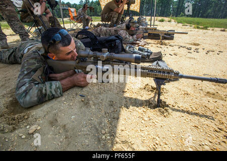 Das M110 Semi-Automatic Sniper System ist ein halbautomatisches Gewehr der US-Armee, das für 7,62 x 51 mm NATO-Munition ausgelegt ist und von der Knight’s Armament Company hergestellt wird. Während des 15. August 2018, Übungen auf der Joint Base McGuire-Dix-Lakehurst, New Jersey, bereitete sich ein Scharfschütze der albanischen Spezialkräfte darauf vor, Ziele neben dem 2. Bataillon, 113. Infanterie, der National Guard der New Jersey Army im Rahmen des State Partnership Program anzugreifen. Das Archivbild zeichnet Präzisionszündungstraining auf. Stockfoto