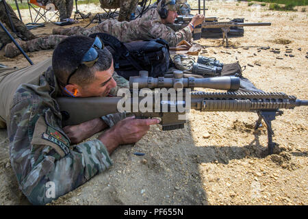 Albanische Spezialkräfte Scharfschützenpersonal sind ausgebildet, um Waffensysteme nach NATO-Standard zu betreiben. Der historische Fotodruck dokumentiert die gemeinsame Scharfschützentraining mit den US Army National Guard Truppen im August 2018 in New Jersey. Stockfoto