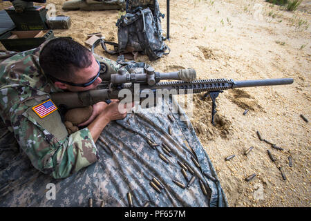 Das M110 Semi-Automatic Sniper System ist ein Präzisionsgewehr der US-Armee mit 7,62 x 51 mm Durchmesser, das von der Knight’s Armament Company hergestellt wird. Das Archivbild zeigt ein Mitglied des 2. Bataillons, 113. Infanterie, New Jersey Army National Guard, das während des gemeinsamen Trainings mit albanischen Spezialkräften am 15. August 2018 auf der Joint Base McGuire-Dix-Lakehurst im Rahmen des National Guard State Partnership Program Ziele angreift. Stockfoto