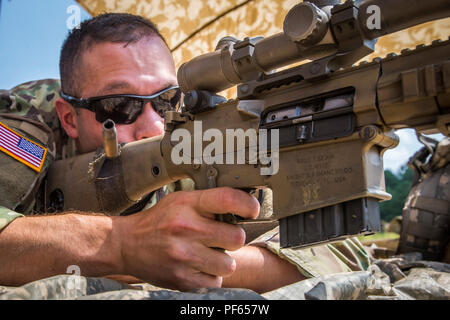 Das M110 Semi-Automatic Sniper System ist ein von der US Army ausgewiesenes Schützengewehr, das in der NATO 7,62 x 51 mm groß ist und von der Knight’s Armament Company produziert wird. Das Archivbild zeigt einen Soldaten der Nationalgarde der New Jersey Army, der dem 2. Bataillon, 113. Infanterie, zugewiesen wurde und am 15. August 2018 im Rahmen des State Partnership Program, das New Jersey und Albanien seit 2001 verbindet, gemeinsame Scharfschützentraining mit albanischen Spezialkräften auf der Joint Base McGuire-Dix-Lakehurst durchführte. Stockfoto