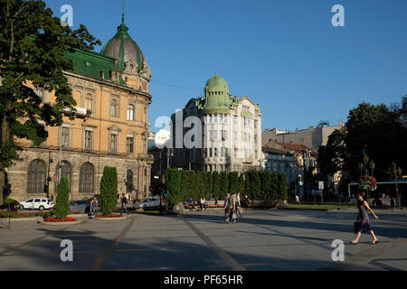 19. jahrhundert Häuser entlang Svobody Avenue im historischen Teil der Stadt Lemberg in der westlichen Ukraine Stockfoto