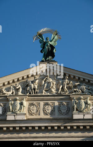 Skulptur Herrlichkeit über die Solomiya Krushelnytska Lemberg Staatlichen Akademischen Theater für Oper und Ballett in der klassischen Tradition mit der Verwendung von Formen und Details der Renaissance und des Barocks, die auch als Wiener neo-renaissance Stil im historischen Teil der Stadt Lemberg in der westlichen Ukraine entfernt gebaut, bekannt Stockfoto