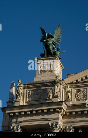 Skulptur Herrlichkeit über die Solomiya Krushelnytska Lemberg Staatlichen Akademischen Theater für Oper und Ballett in der klassischen Tradition mit der Verwendung von Formen und Details der Renaissance und des Barocks, die auch als Wiener neo-renaissance Stil im historischen Teil der Stadt Lemberg in der westlichen Ukraine entfernt gebaut, bekannt Stockfoto