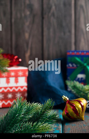 Weihnachten Geschenkboxen mit Spielzeug und Tannenzweigen. Weihnachten im rustikalen Stil. Stockfoto