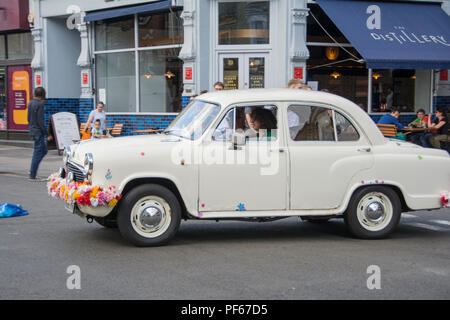 Oldtimer mit Plastikblumen in der Portobello Road, London, UK geschmückt Stockfoto