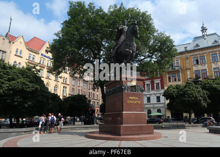 Eine Reiterstatue für König Danylo Halytskyi, der als Gründer von Lviv gilt, die nach einem Projekt der Bildhauer Wassyl Yarych und Roman Romanovych und des Architekten Jarema Churylyk angefertigt wurde und 2001 im historischen Teil der Stadt Lviv in der Westukraine installiert wurde Stockfoto