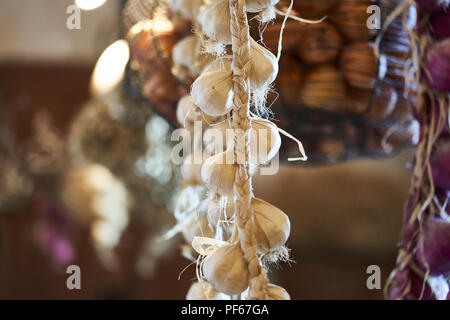 Knoblauch und Zwiebeln in der Küche hängenden Stockfoto