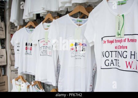 Notting Hill Gate-T-Shirts in einem Shop auf der Portobello Road, London, UK Stockfoto