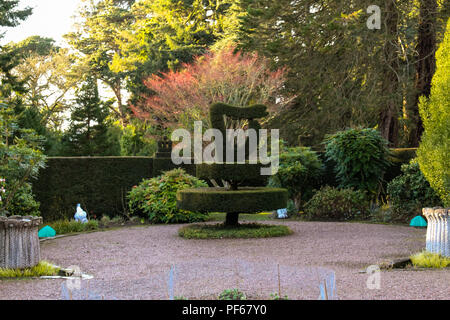 Dekorative Absicherung in Form einer Harfe auf dem Gelände des Mount Stewart in der Nähe von Newtownards, County Down, Nordirland. Stockfoto