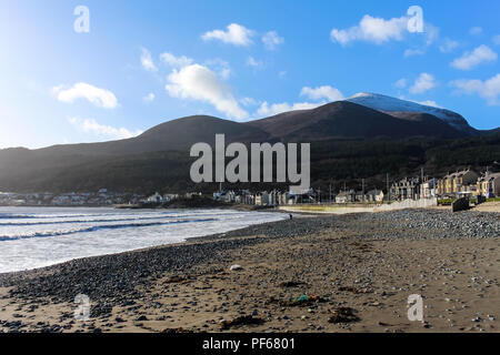 Ansicht vom Strand in Richtung Meer und Mourne Mountains. Slieve Donard, N.'s Irland den höchsten Berg im Schnee bedeckte. Newcastle, County Down, Nordirland. Stockfoto