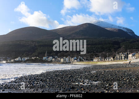 Blick von Stoney Strand in Richtung Meer und Mourne Mountains. Slieve Donard, N.'s Irland den höchsten Berg im Schnee bedeckte. Newcastle, County Down, Nordirland Stockfoto