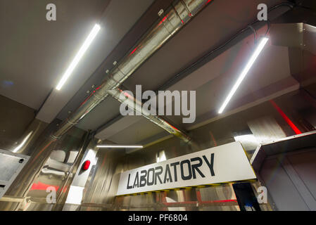 Deckenkonstruktion und Klimaanlage Rohre im Rohbau Stockfoto, Bild