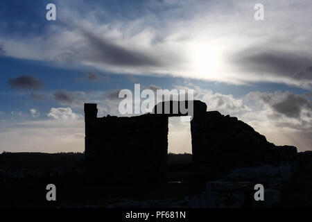 Skyscape mit Silhouette der alten Ruinen von Nendrum Kloster, Mahee Island, County Down, Nordirland. Stockfoto