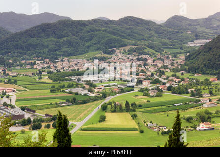 Dorf Follina von Castelbrando gesehen, in der Wein Prosecco Region, Italien Stockfoto