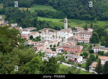 Dorf Castelbrando Cison di Valmarino aus gesehen, in der Prosecco Region, Italien Stockfoto