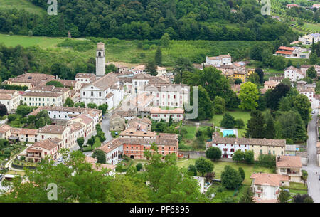 Dorf Castelbrando Cison di Valmarino aus gesehen, in der Prosecco Region, Italien Stockfoto