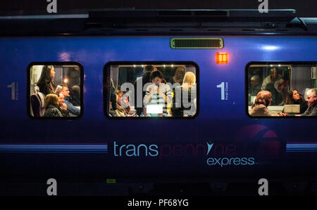 Passagiere auf einem stehend auf einem überfüllten Transpennine Express Klasse 185 Zug zeigt die Transpennine Express logo Stockfoto