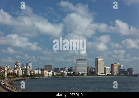 Blick auf die Skyline von Nariman Point Marine Drive, Mumbai, Maharashtra, Indien. Stockfoto