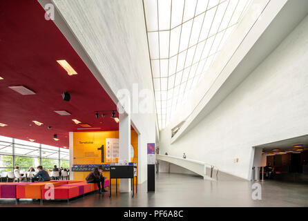 Helsinki Kiasma Museum für zeitgenössische Kunst Innenraum mit Eingang zur Galerie und Kiasma Cafe auf der linken Seite. Stockfoto