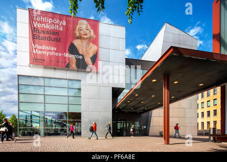 Helsinki Kiasma Museum für zeitgenössische Kunst Äußeres mit Haupteingang und das Kiasma Museum Shop und Museum Cafe auf der linken Seite. Stockfoto